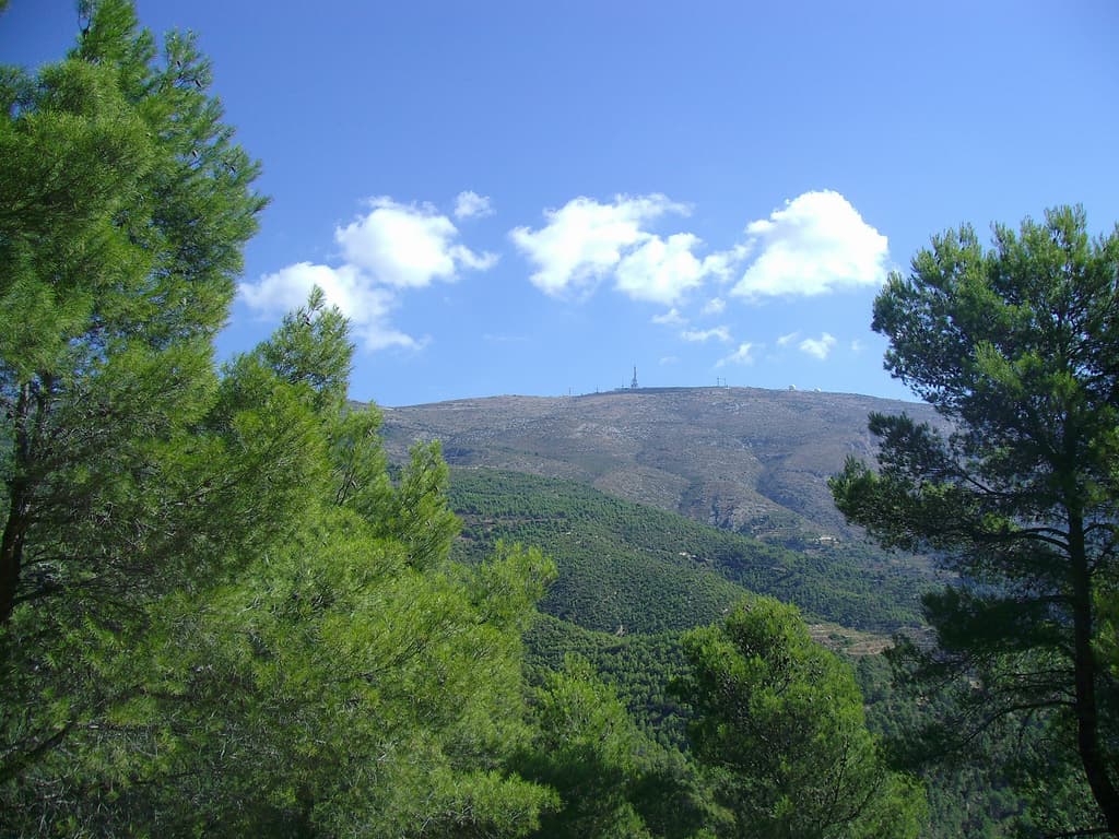 Le sommet de l'Alto de Aitana, avec les coupoles radar du système espagnol de surveillance aérienne, où la bataille du classement général de la Vuelta reprend à l'étape 9