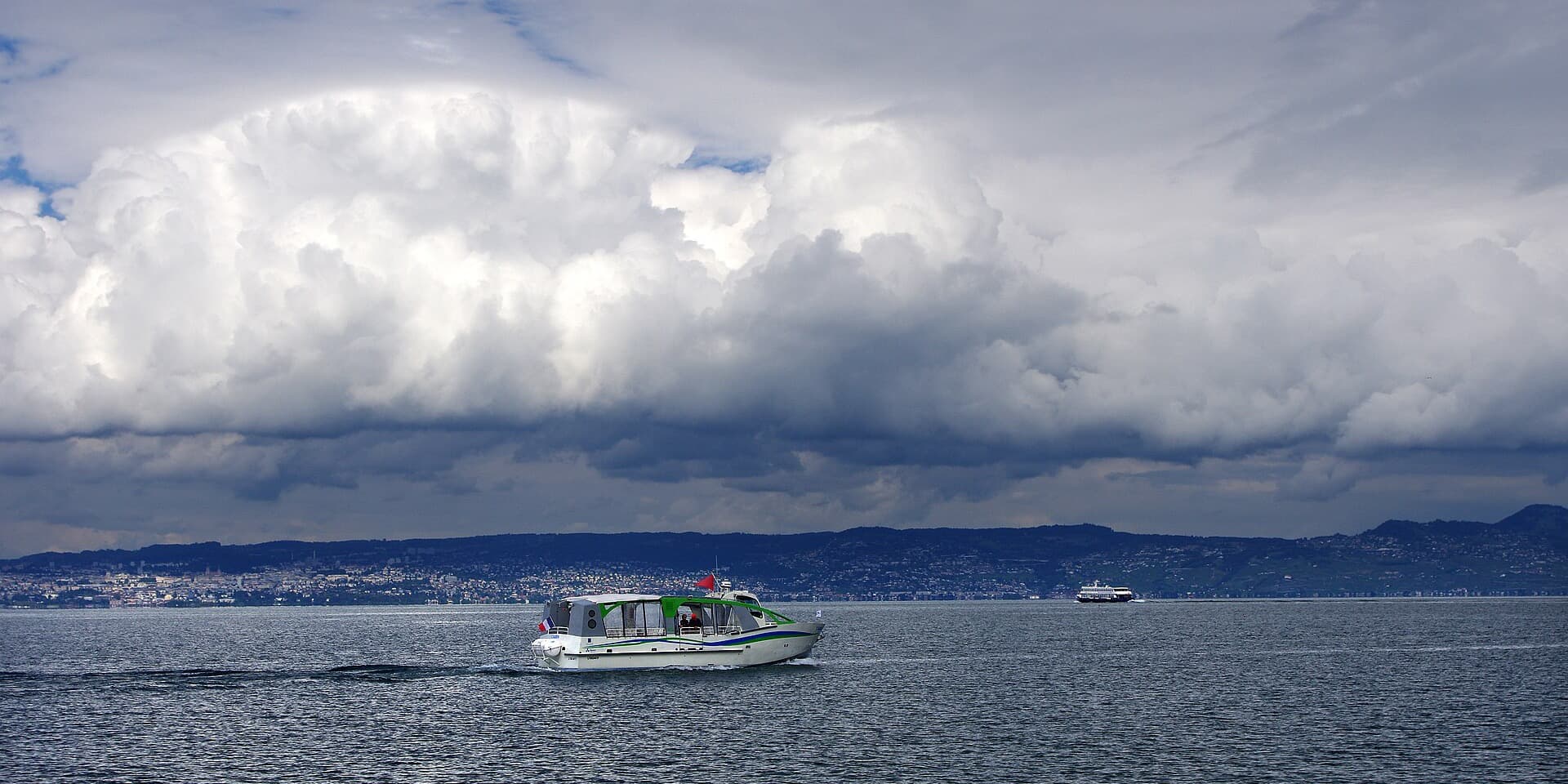 Het Meer van Genève bij Evian-les-Bains onder een dreigende wolkenlucht