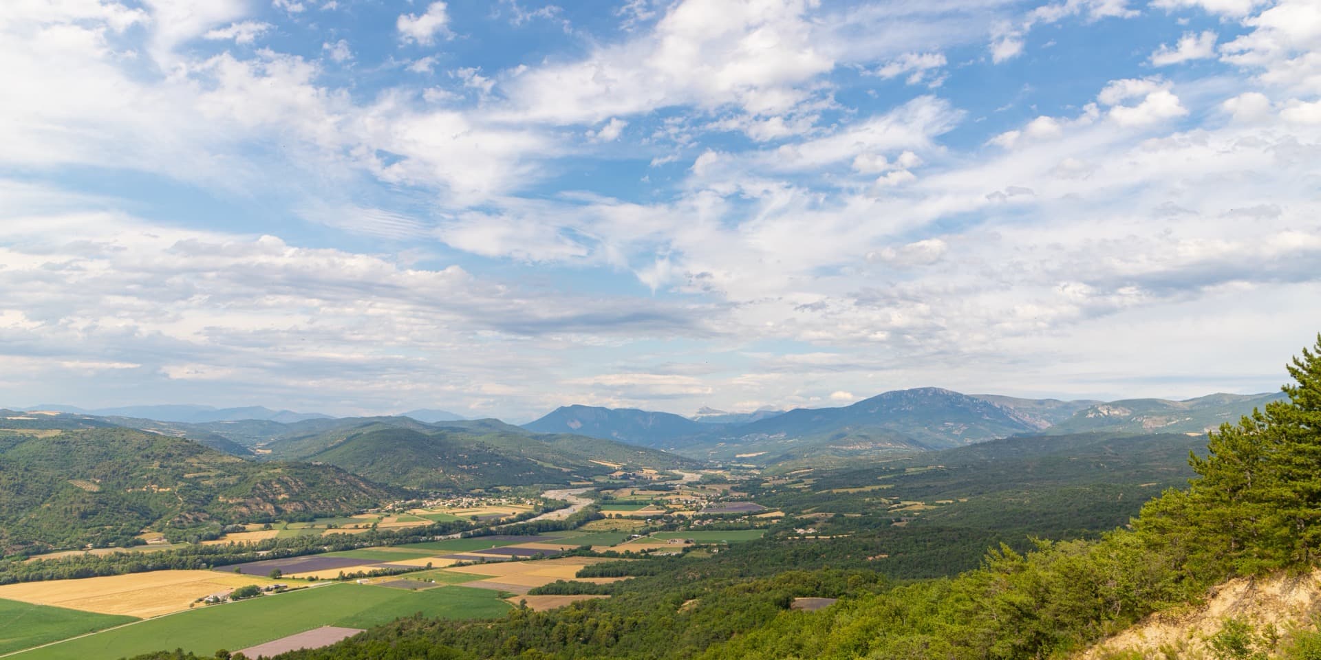 Vista aerea delle campagne aperte della Provenza attraversate dalla tappa 2