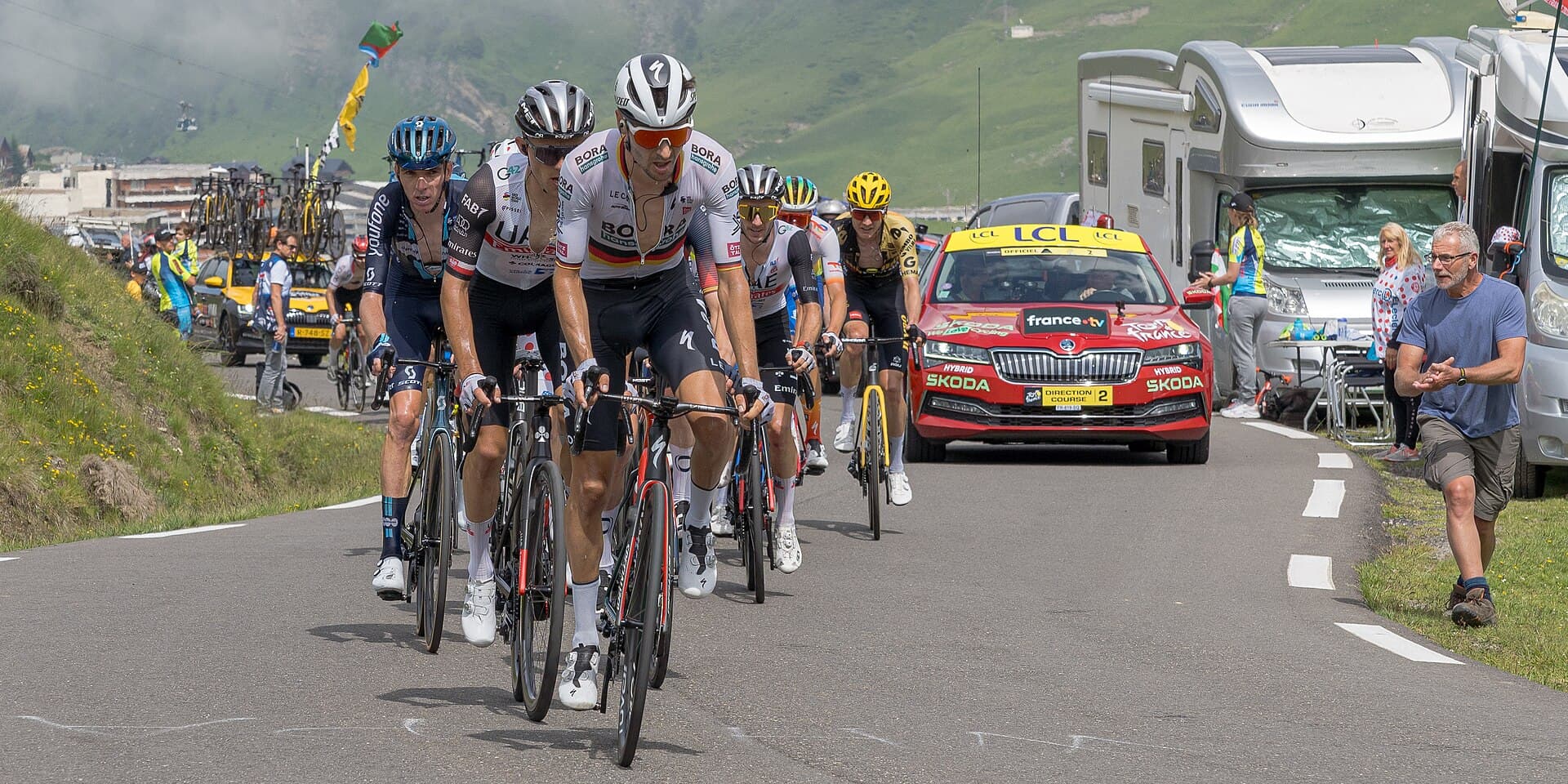 Het peloton van de Tour de France op de flanken van de Col du Tourmalet